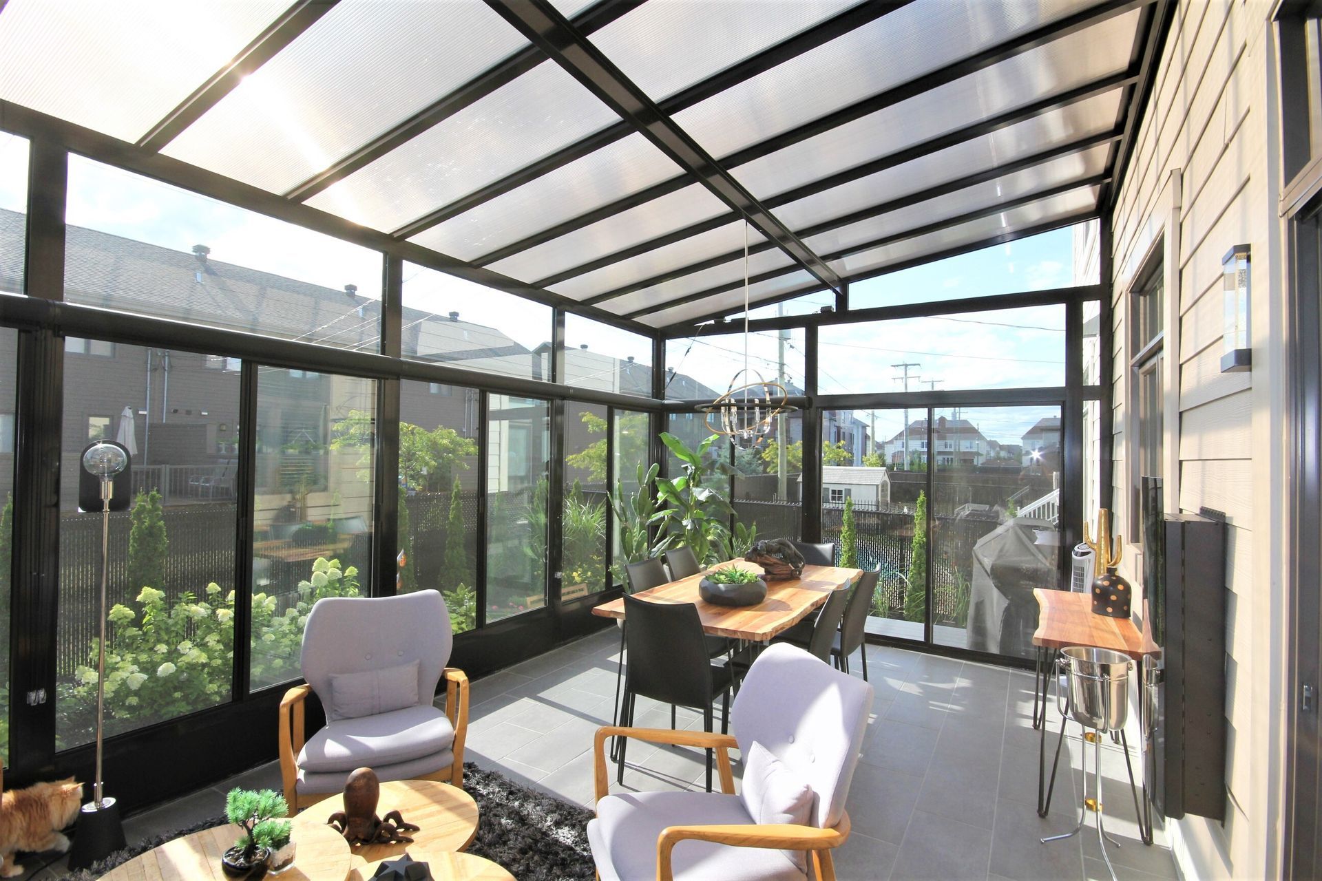 Une maison avec un auvent sur une terrasse donnant sur un lac