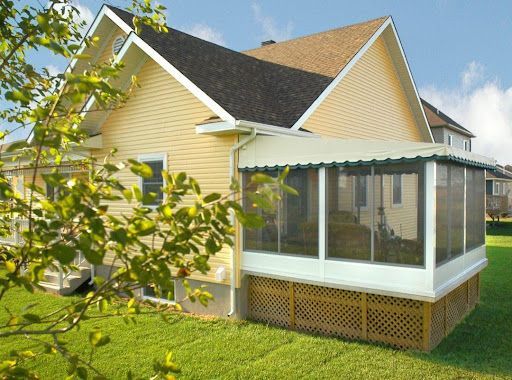 Une maison avec une véranda dans la cour