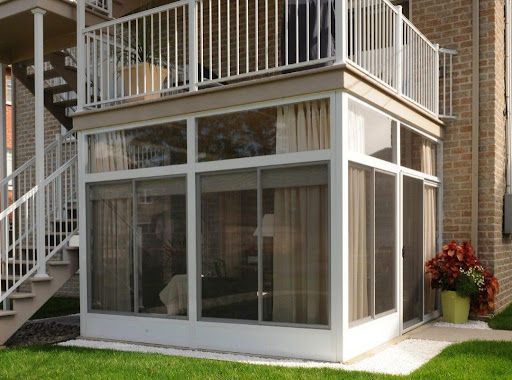 Une véranda avec des escaliers qui y mènent