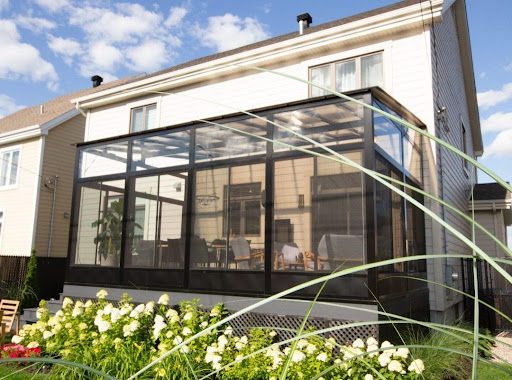 Une maison avec une véranda sur le côté.