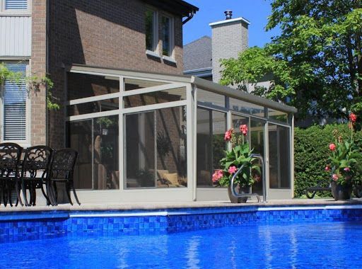 Une maison avec une piscine et une véranda