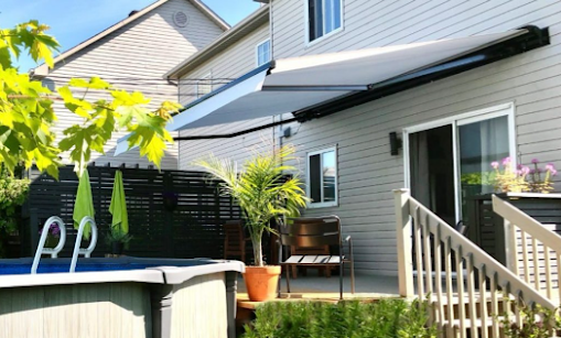 Il y a une piscine dans la cour d'une maison avec un auvent dessus.