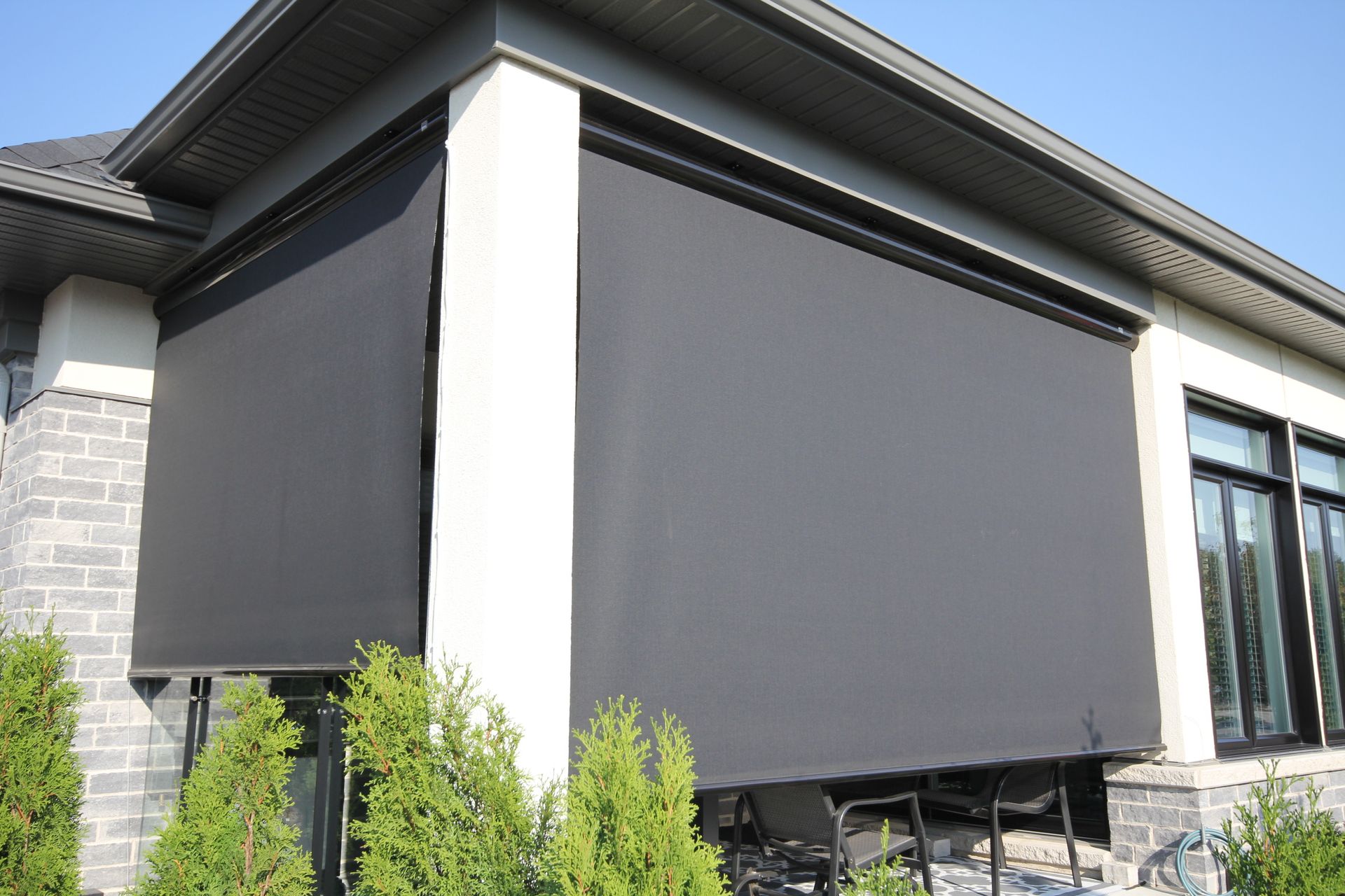 Une maison avec un auvent gris sur le côté