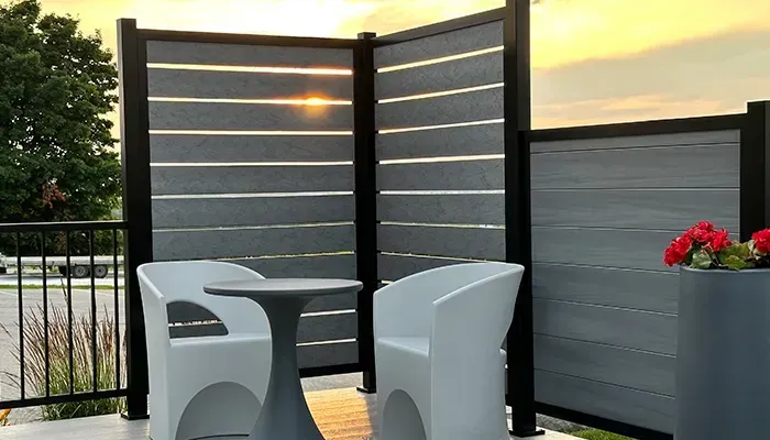 Un camion rouge et une voiture rouge sont garés dans un garage