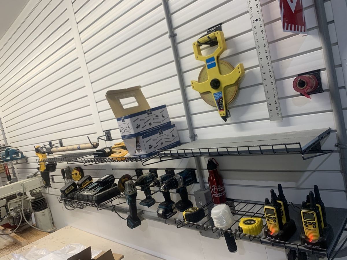 Un mur avec un tas d'outils dessus