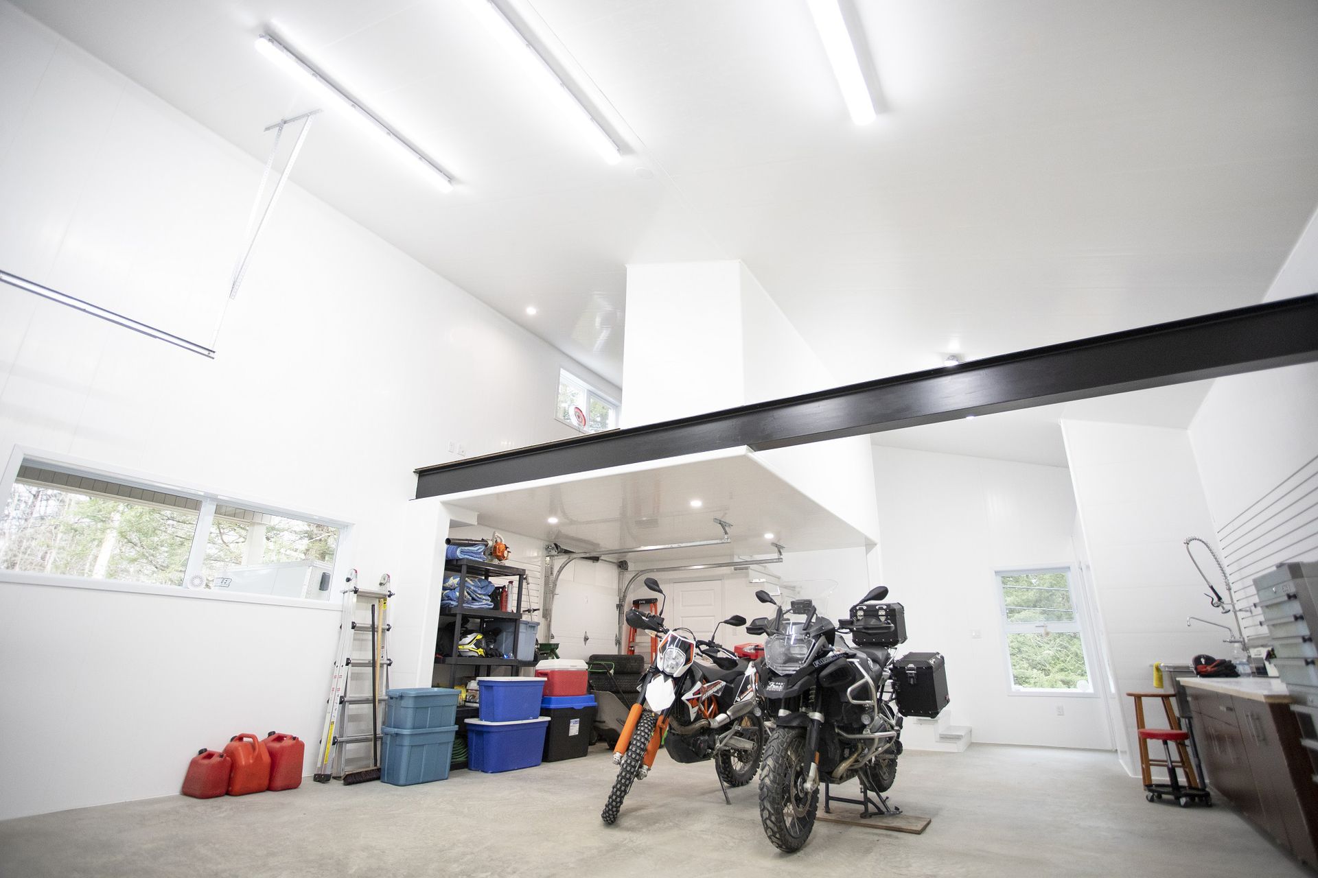 Quelques motos sont garées dans un garage.