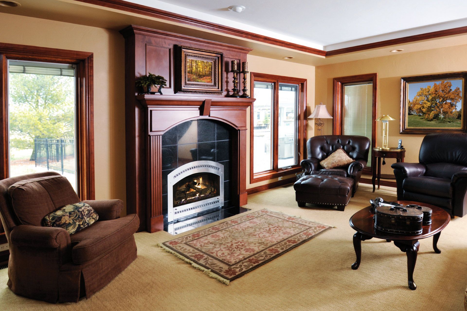 Un gros plan d'un escalier avec une balustrade blanche.