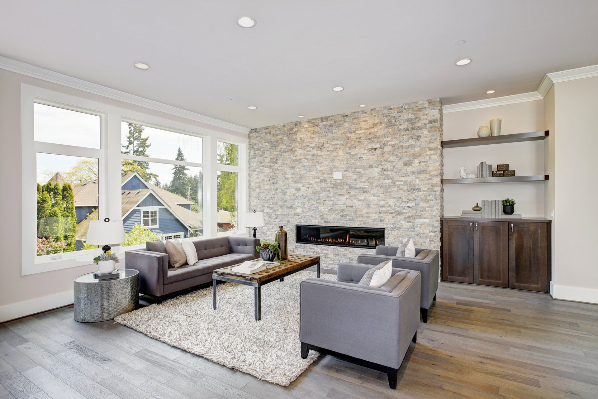 Une vue aérienne d'un balcon avec une clôture noire