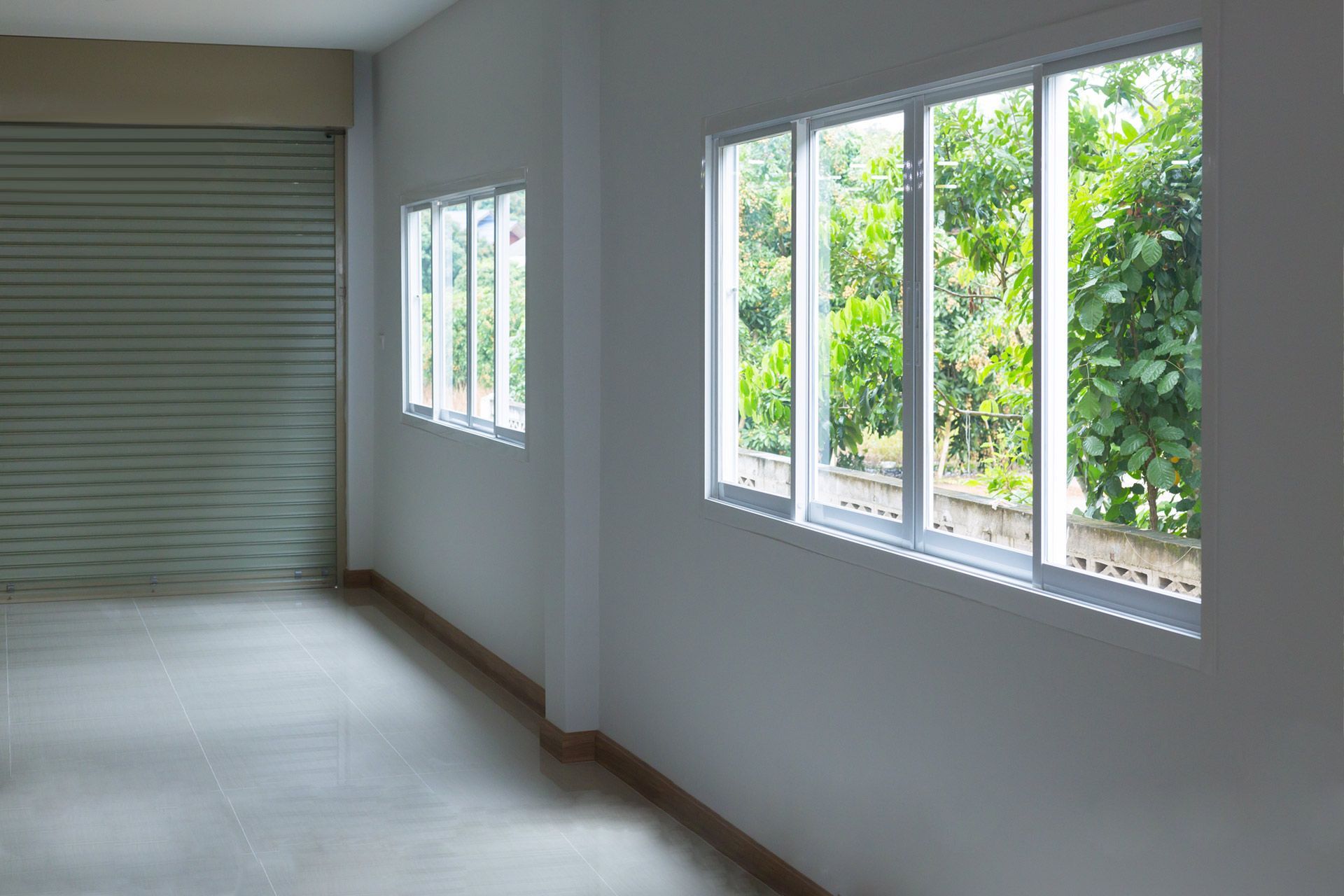 Une vue aérienne d'un balcon avec une clôture noire