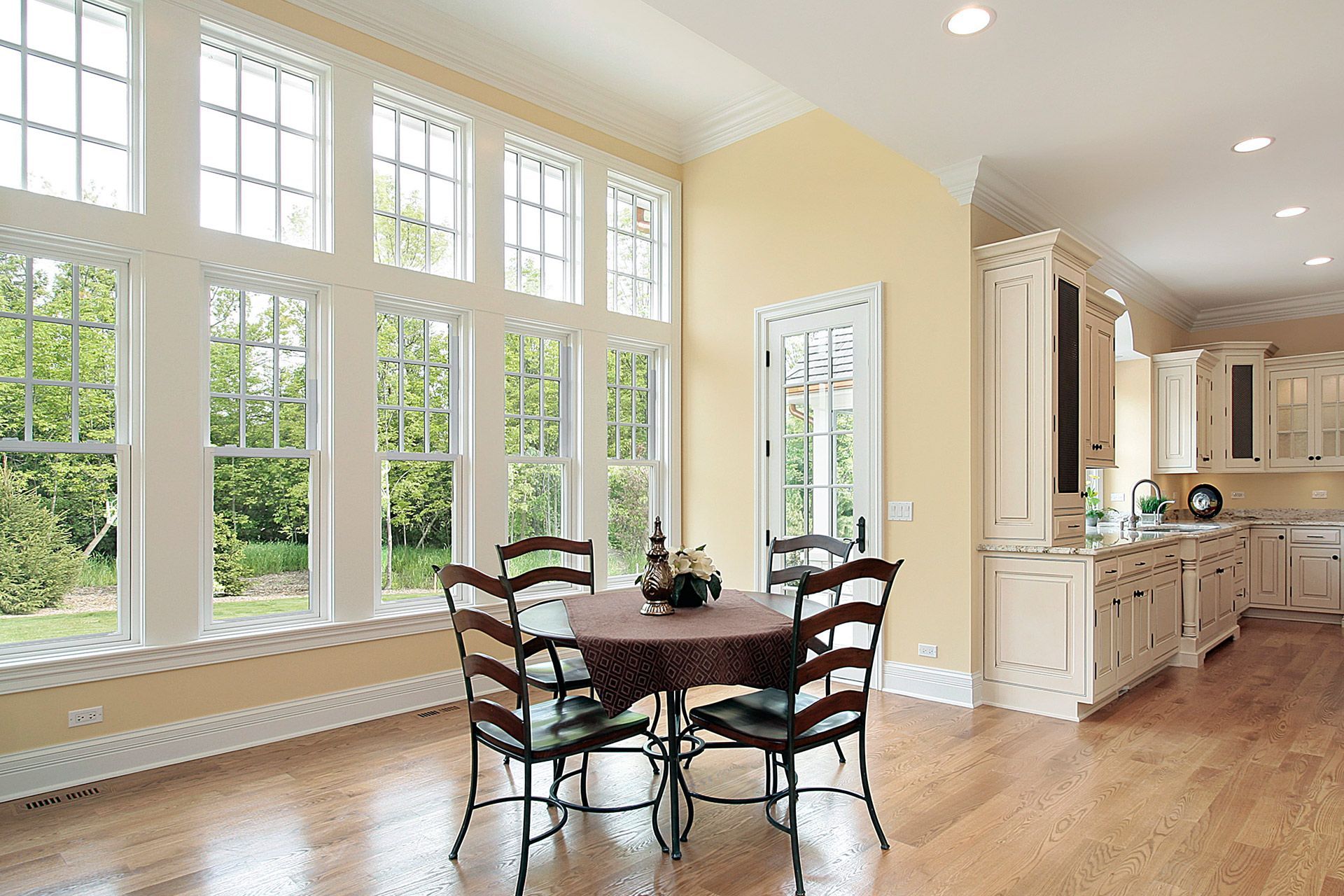 Une vue aérienne d'un balcon avec une clôture noire