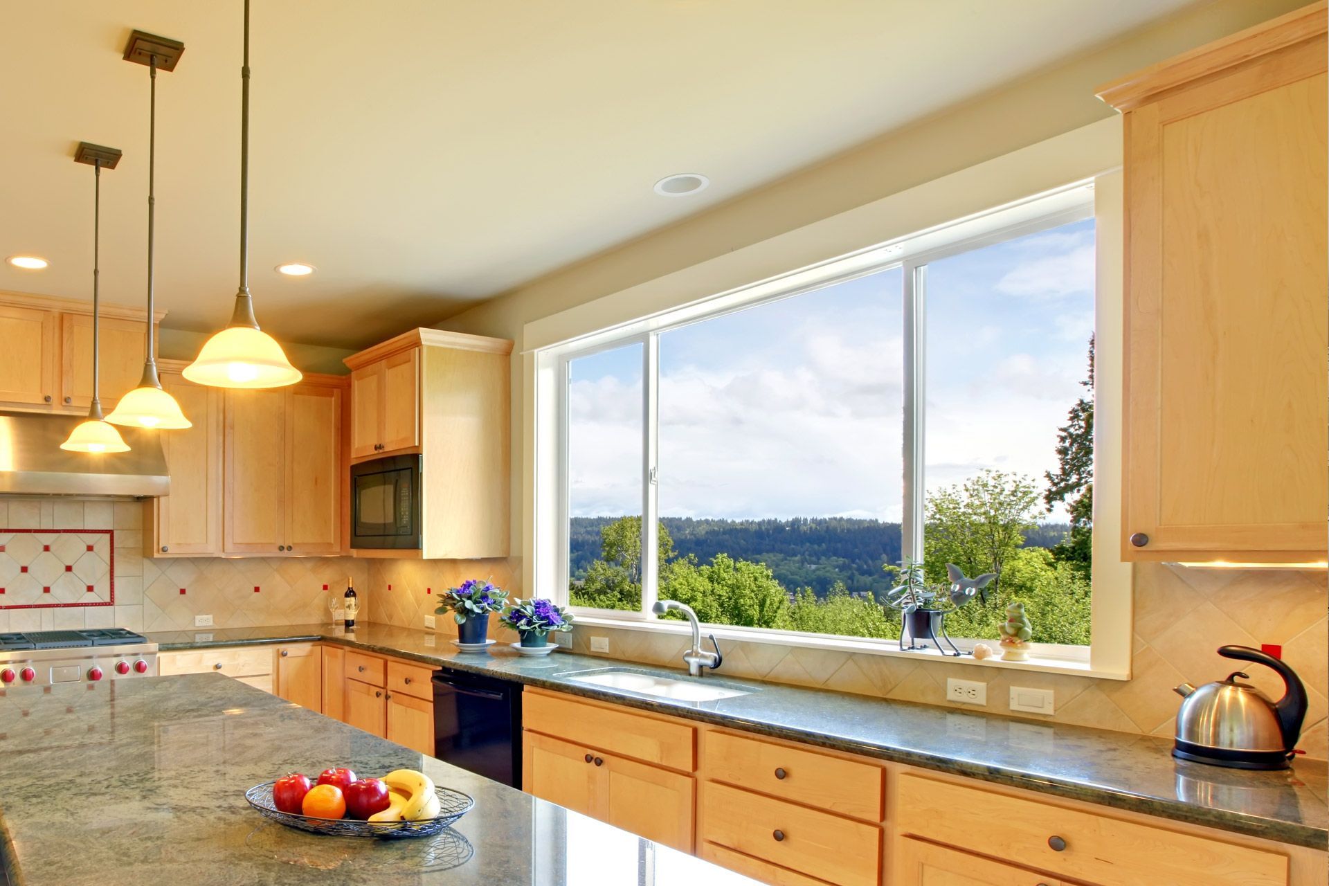 Un gros plan d'un escalier avec une balustrade blanche.