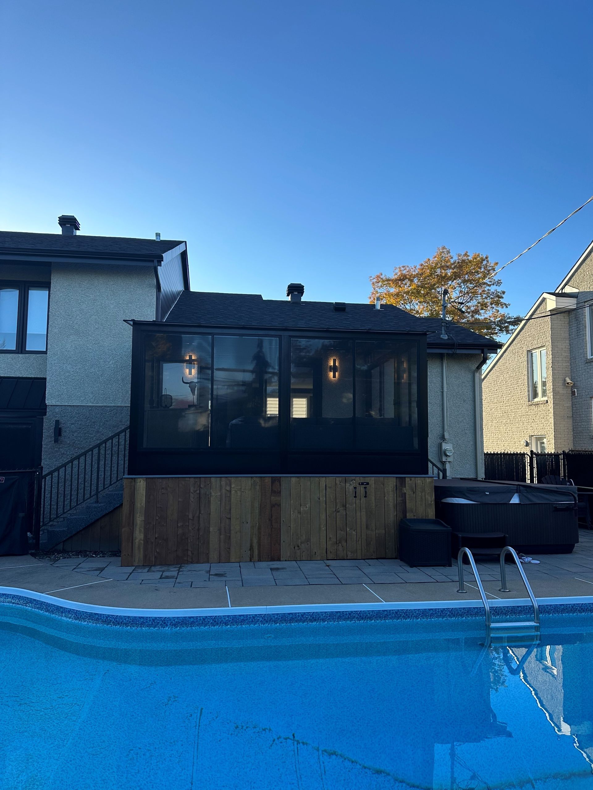 Une maison avec une piscine devant