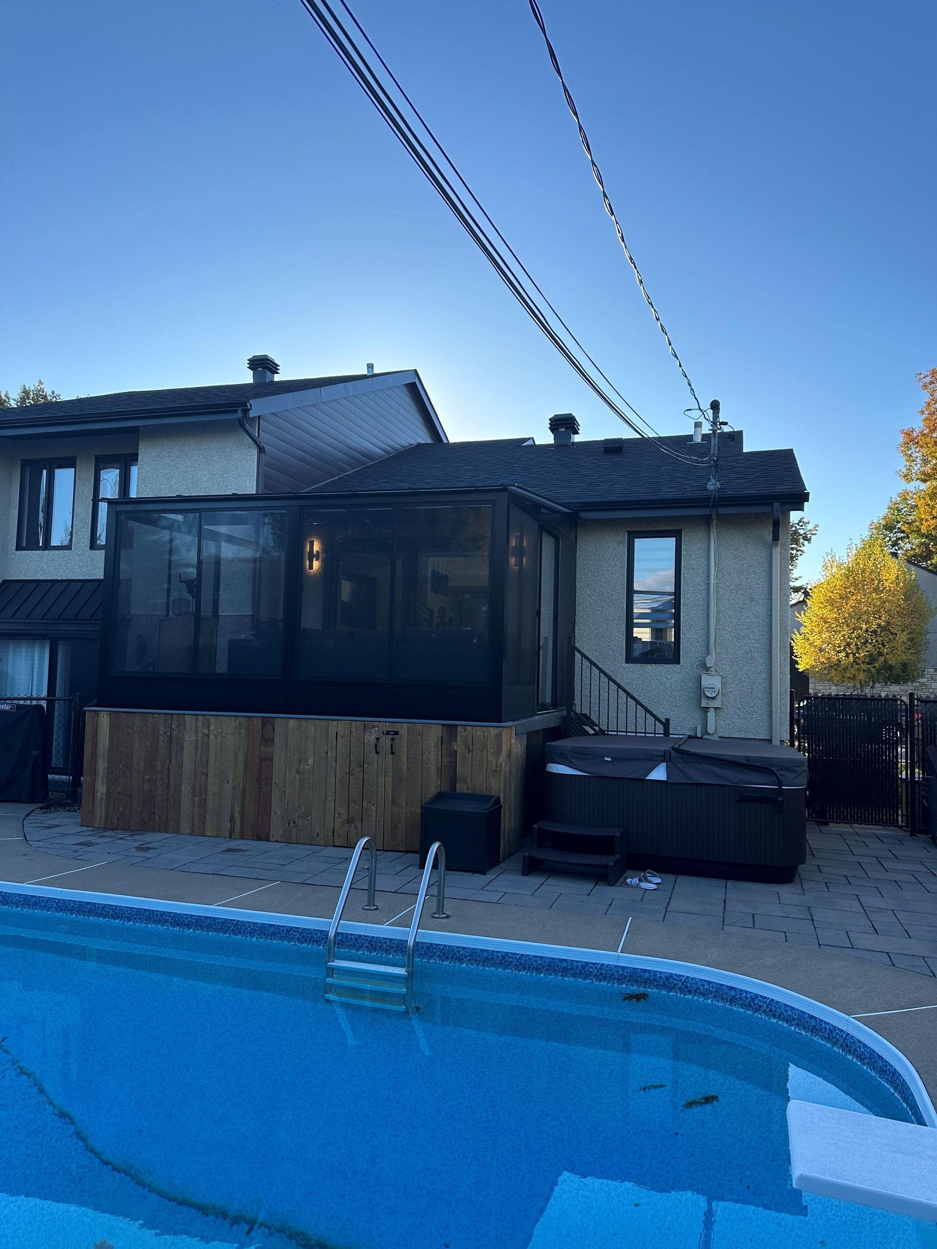 Une maison avec une piscine devant