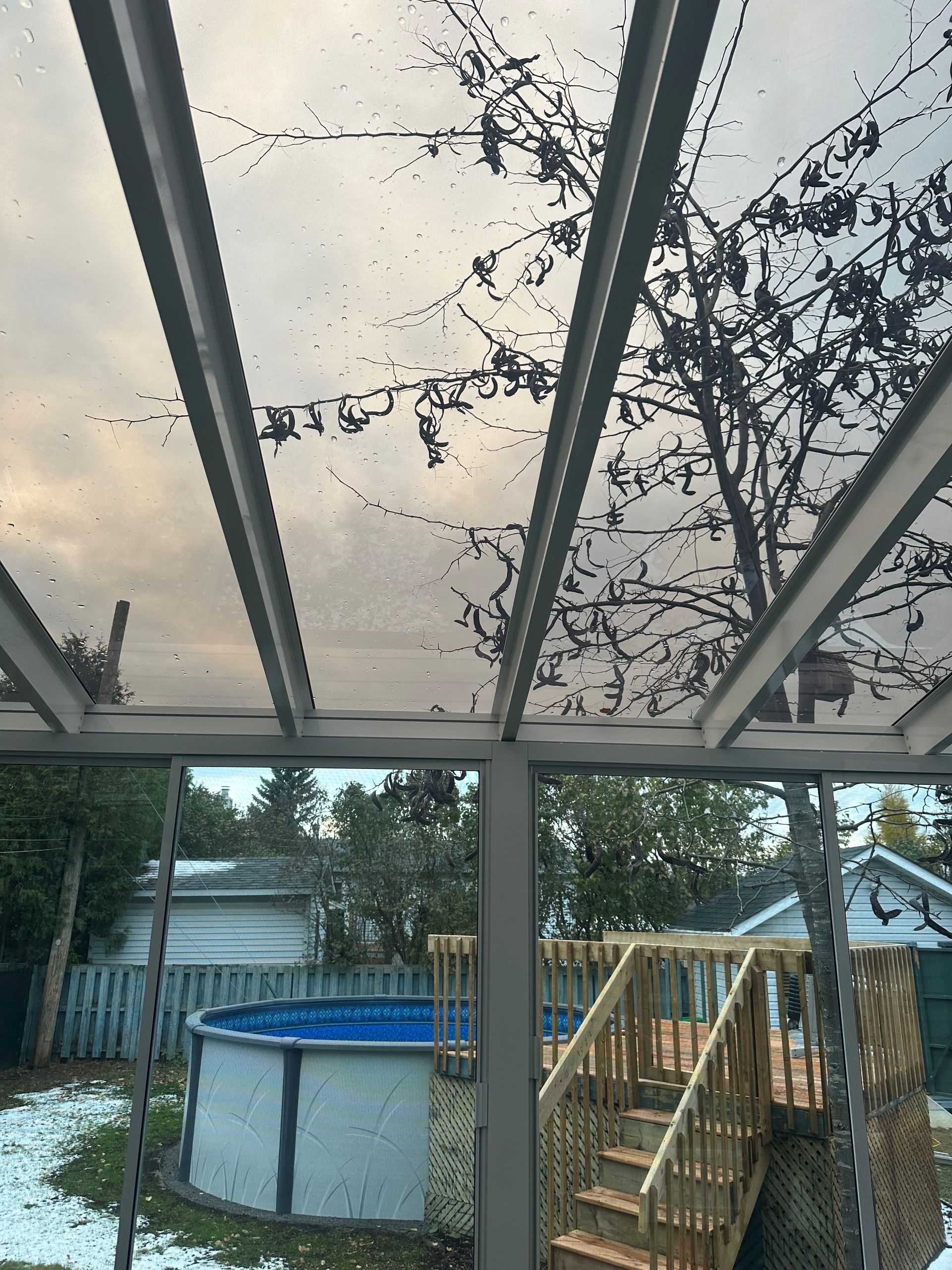 Une piscine dans une cour avec des escaliers qui y mènent