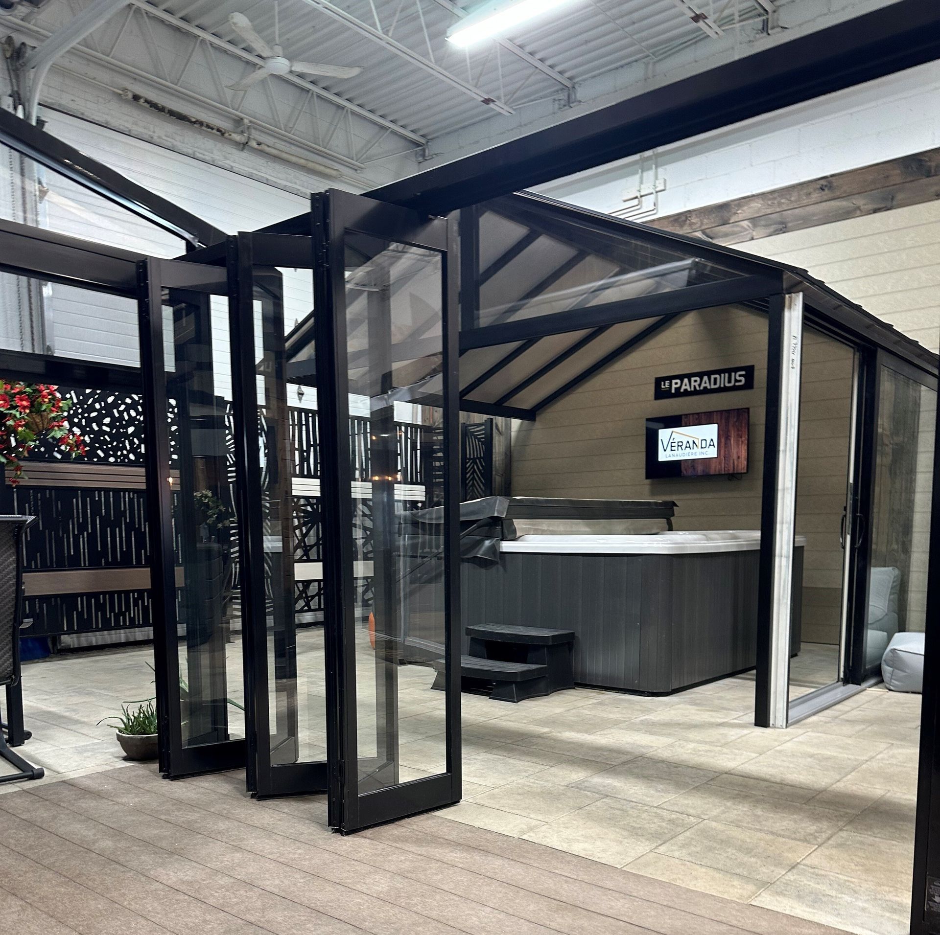 Une grande terrasse avec une clôture noire et une vue sur un champ.