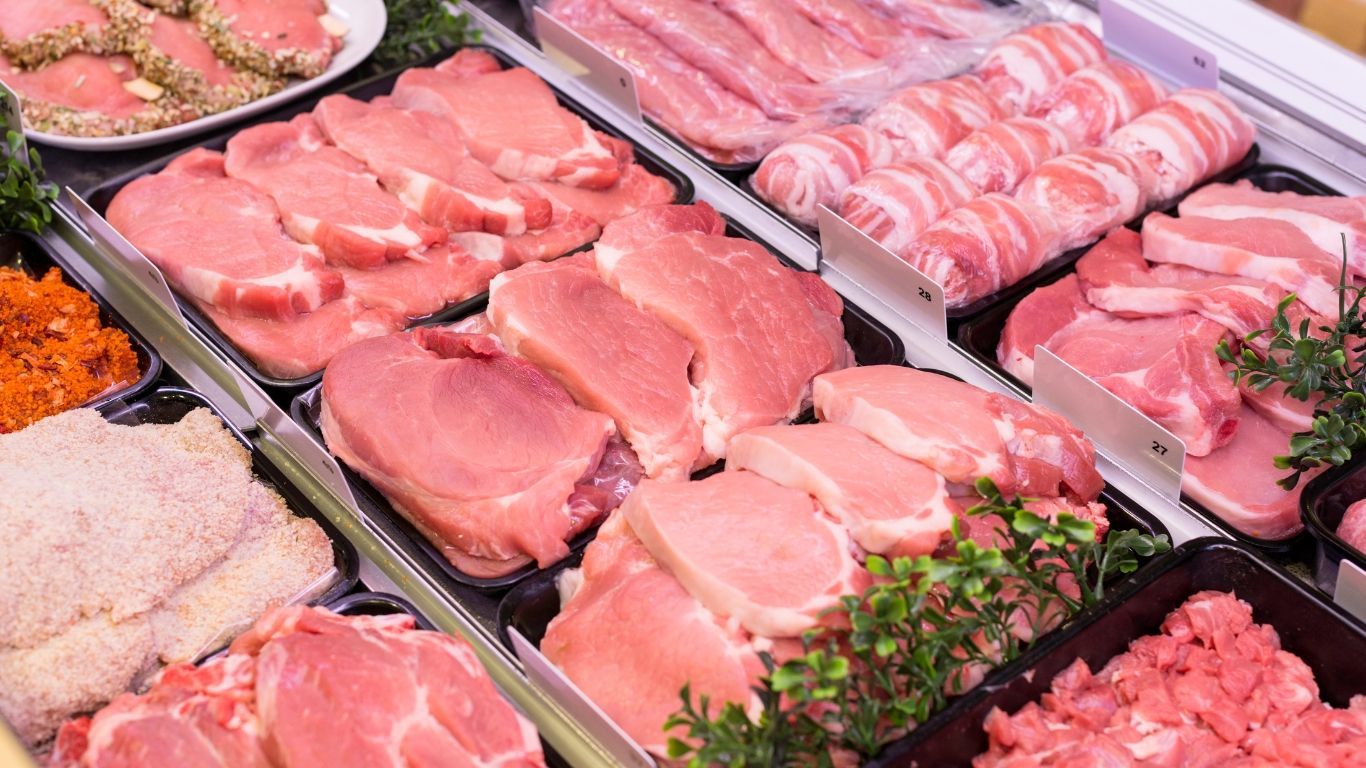 In una macelleria sono esposti molti tipi diversi di carne.