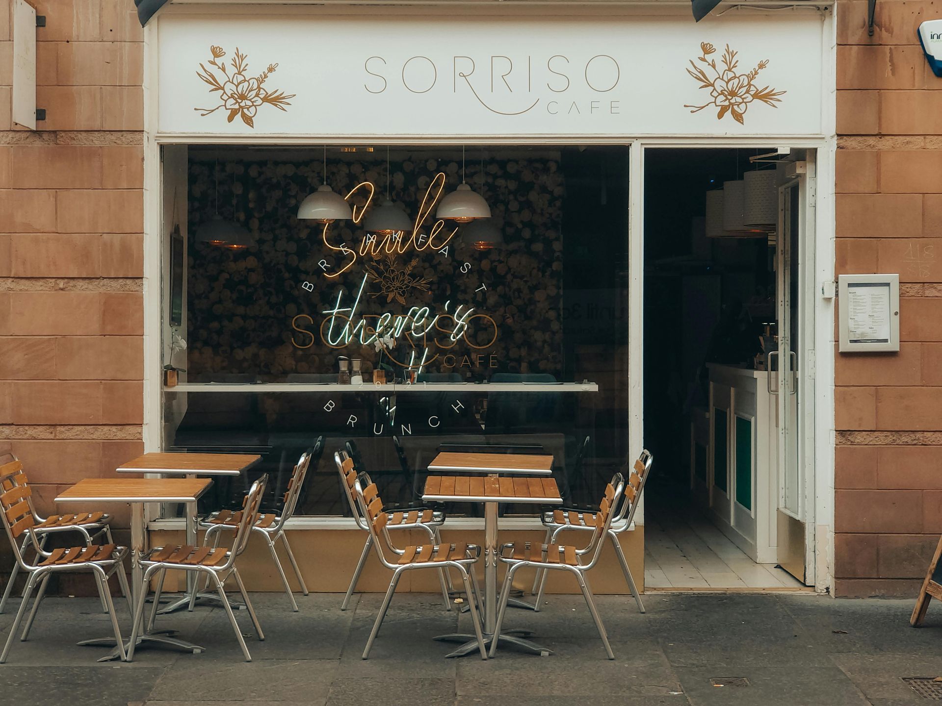 Un ristorante con tavoli e sedie davanti