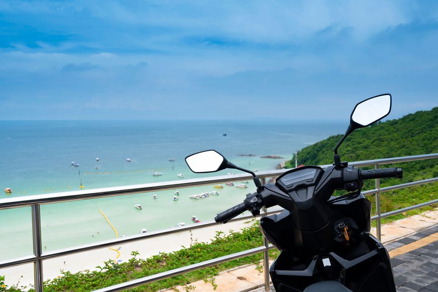 Club sandwich tagliato in diagonale e fissato con stuzzicadenti, condito con salsa gialla su un piatto bianco.