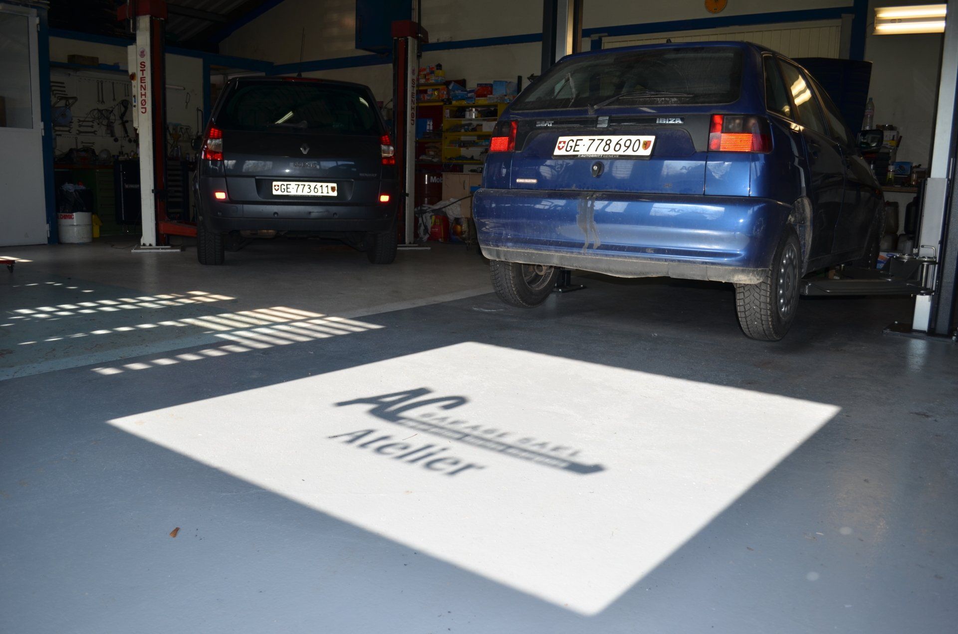 deux voitures dans un garage