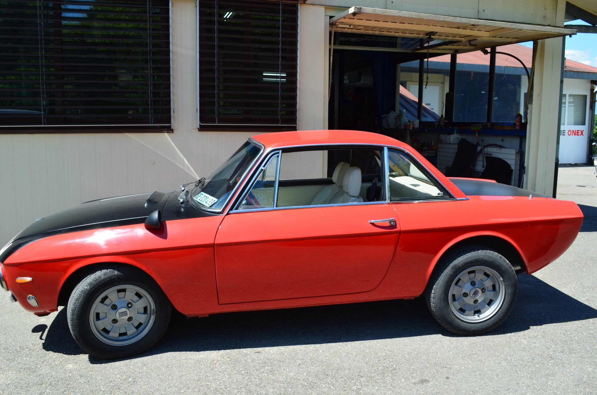 voiture de collection rouge