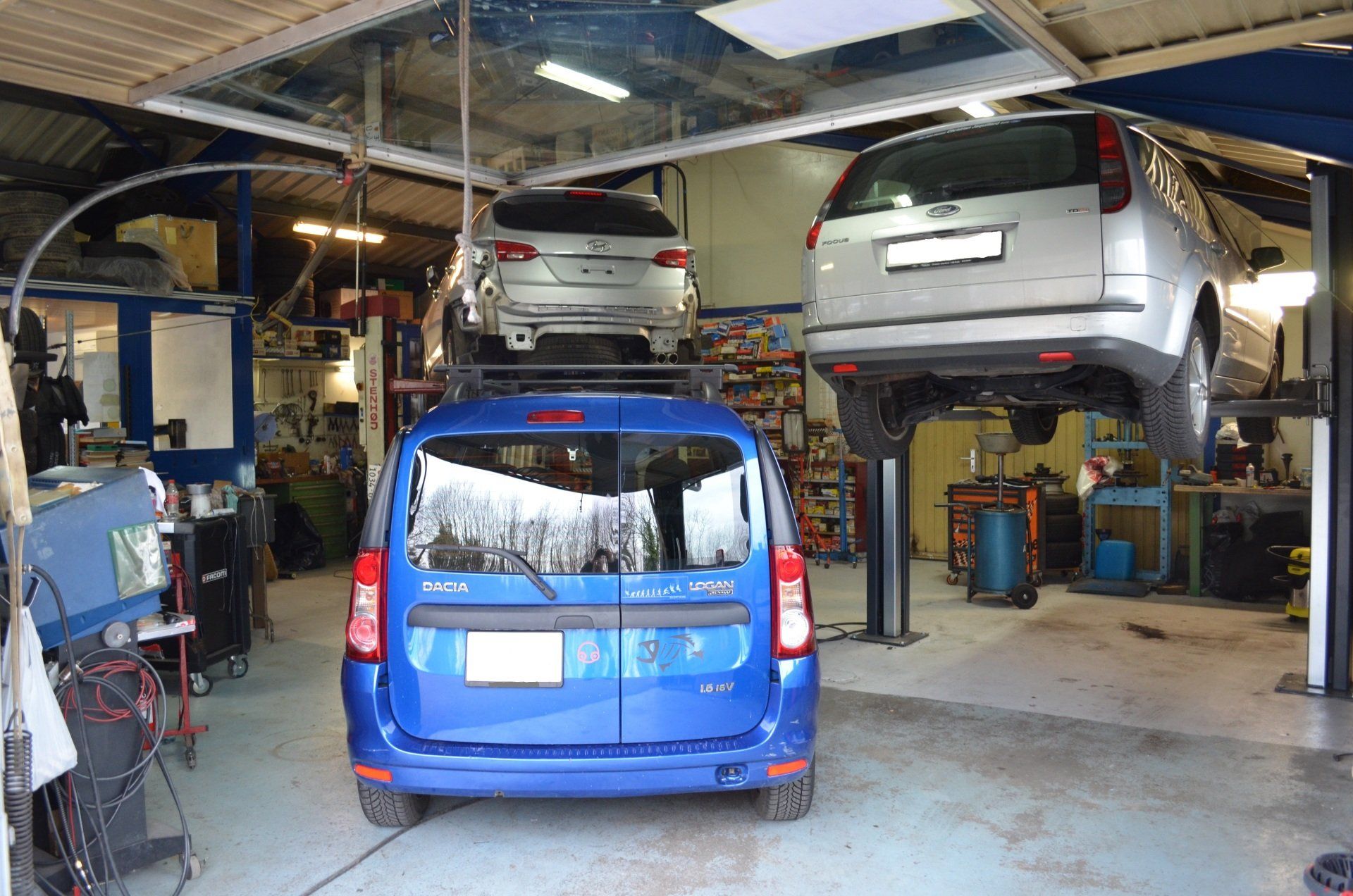 trois voitures dans un garage