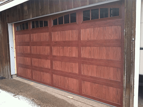 Cormetal S.A. fachada con puerta de madera