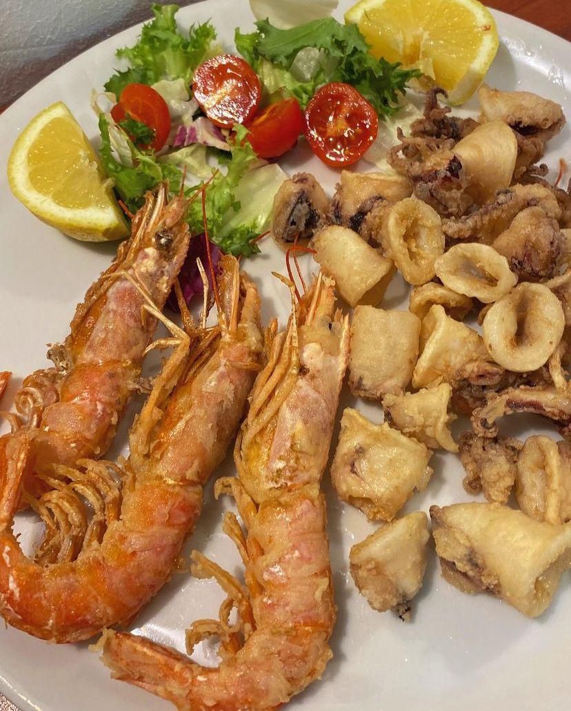 Due bicchieri di birra e una pizza su un tavolo