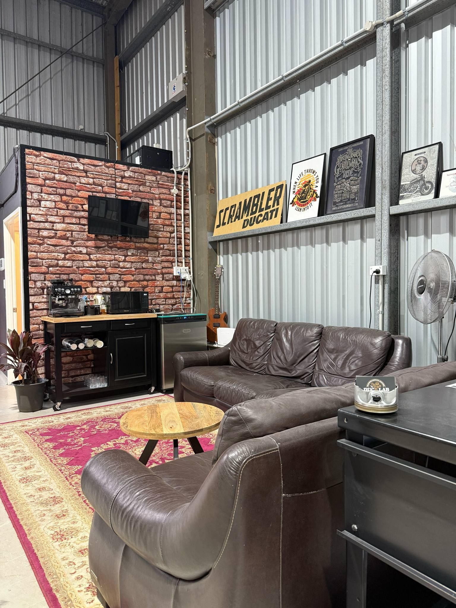 Customer Corner at the DUC LAB workshop, featuring some comfy couches and coffee machine.