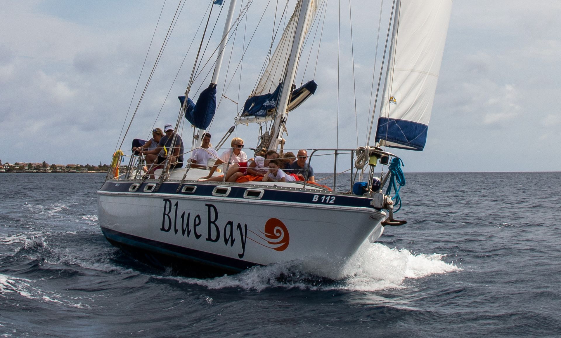 Blue Bay Bonaire Sailing Snorkeling Dinner Tour, sail boat sails on the Caribbean Sea towards Klein Bonaire