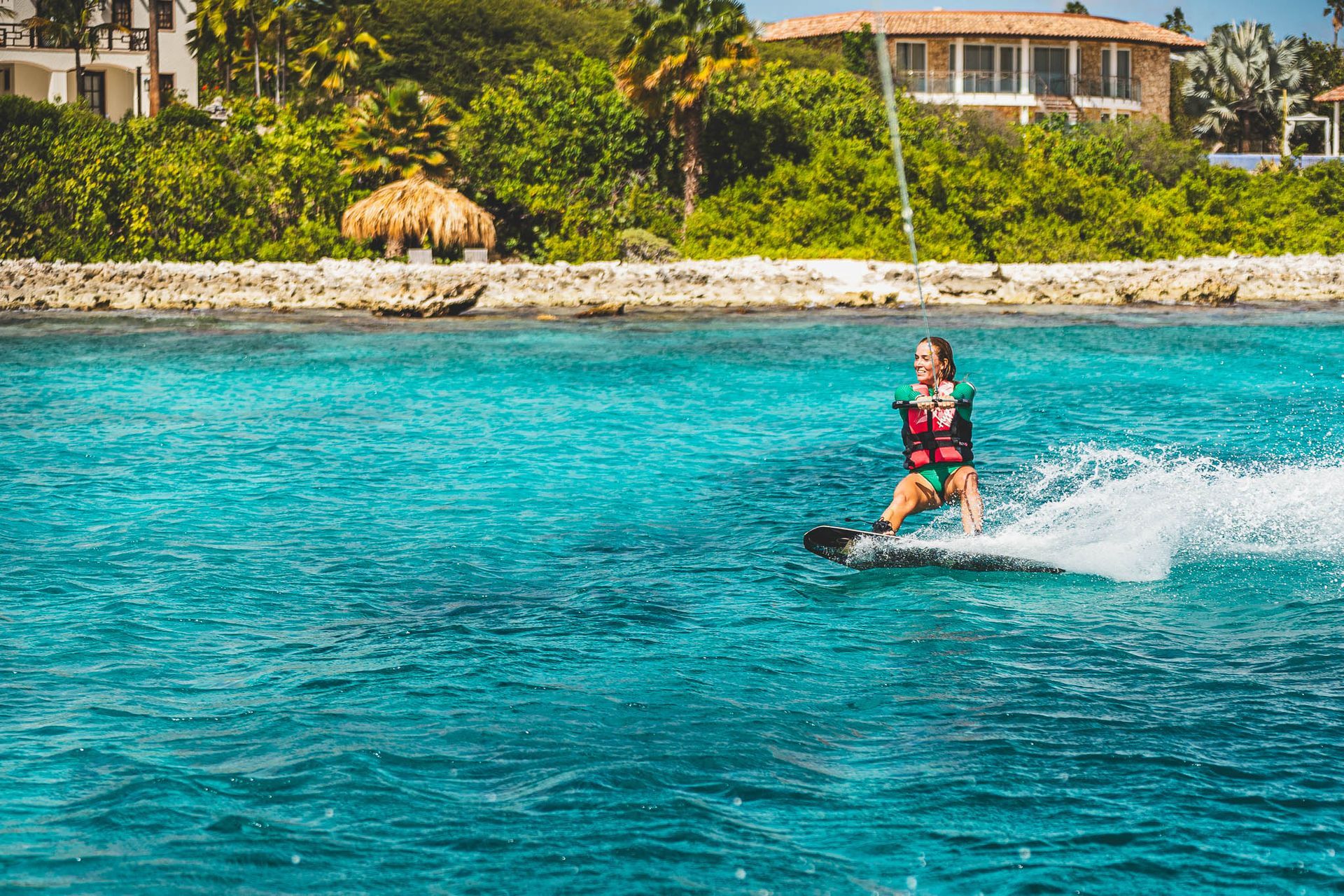 Blue Bay Bonaire Bootje huren - Wakeboarden achter een motorboot zonder vaarbewijs.