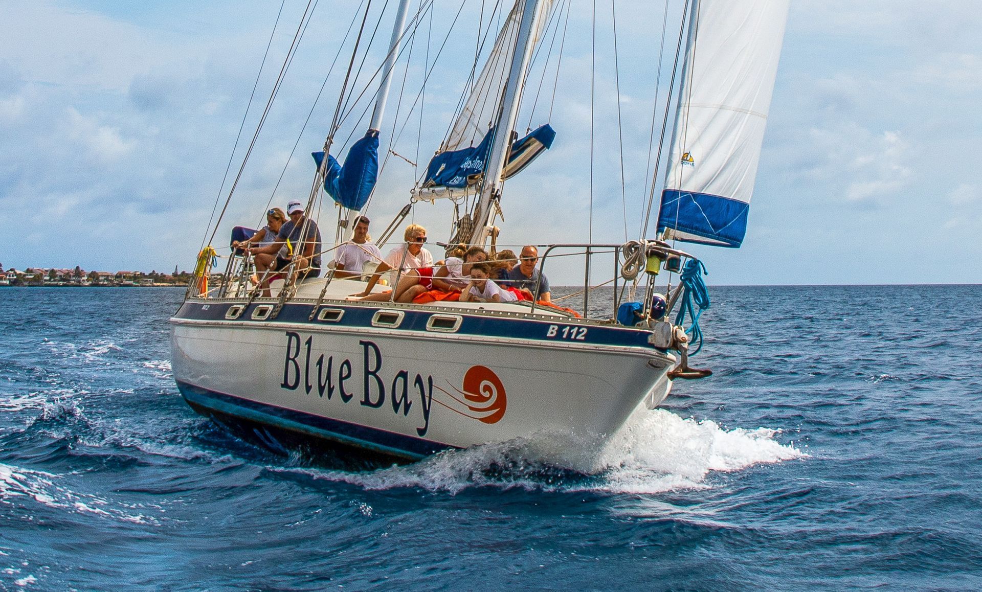 Blue Bay Bonaire Sailing Snorkeling Dinner Tour, sail boat sails on the Caribbean Sea towards Klein Bonaire