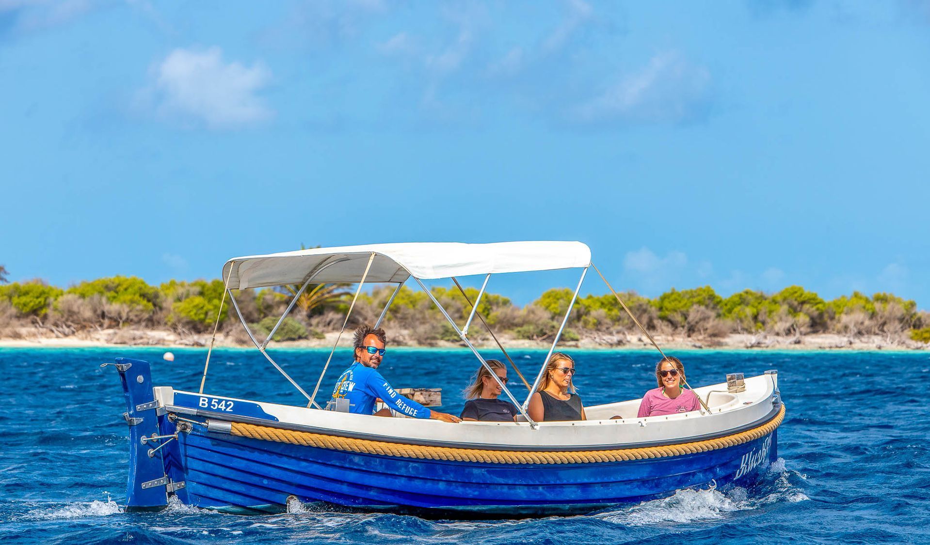 Boot verhuur Blue Bay Bonaire, Blauwe sloep vaart over Caribische Zee voor de kust van Klein Bonaire.