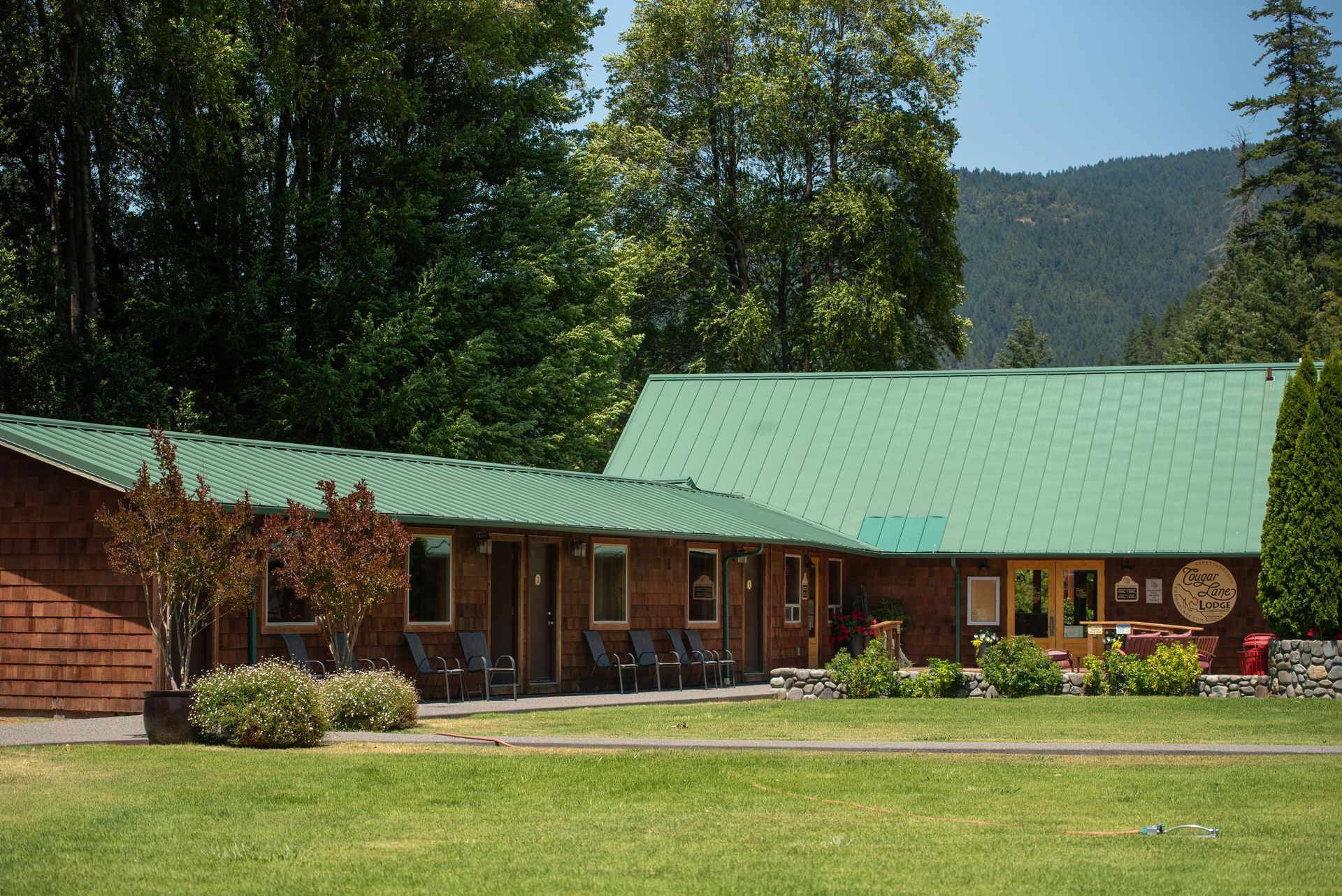 exterior of the cougar lane lodge with green room and welcoming lawn