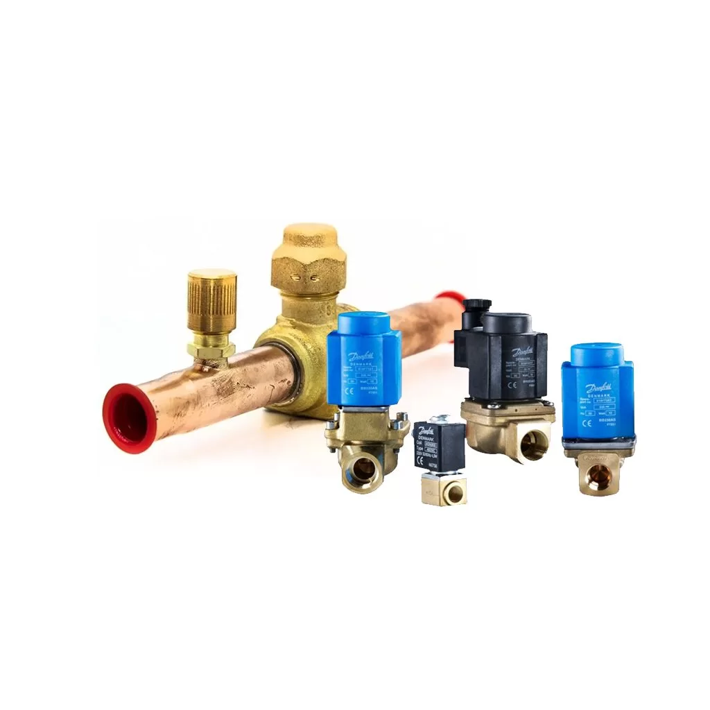 Un grupo de válvulas colocadas encima de una tubería de cobre.