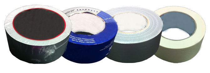 Tres rollos de cinta adhesiva están uno al lado del otro sobre un fondo blanco.