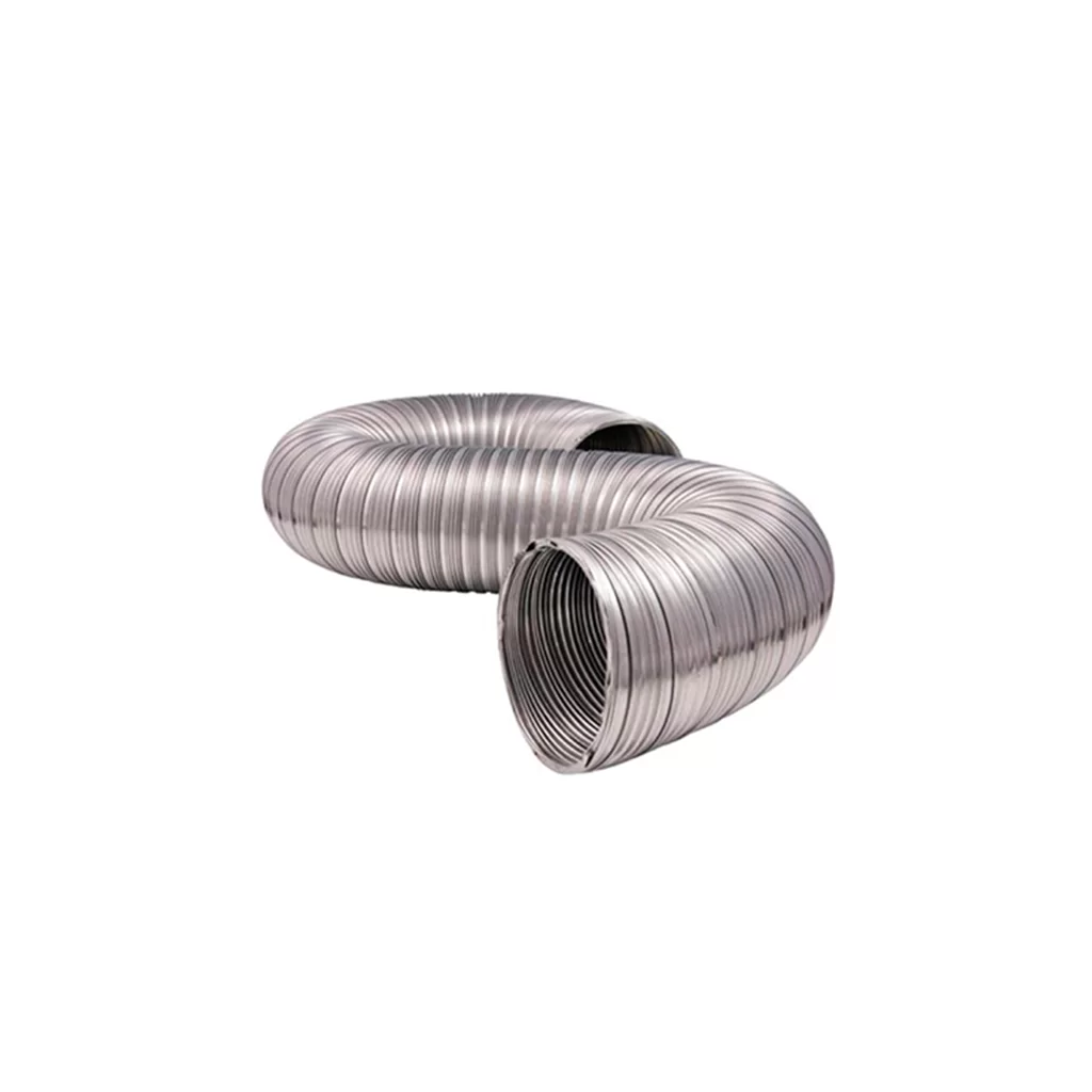 Un primer plano de una manguera de acero inoxidable sobre un fondo blanco.