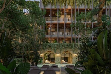 Una impresión artística de un edificio rodeado de árboles y plantas.