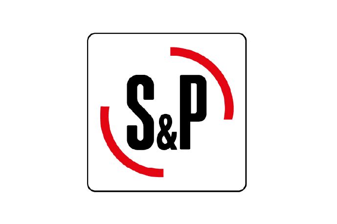 El logo de s&p es un cuadrado con un círculo rojo alrededor.