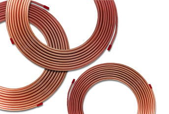 Tres rollos de tubo de cobre sobre un fondo blanco.