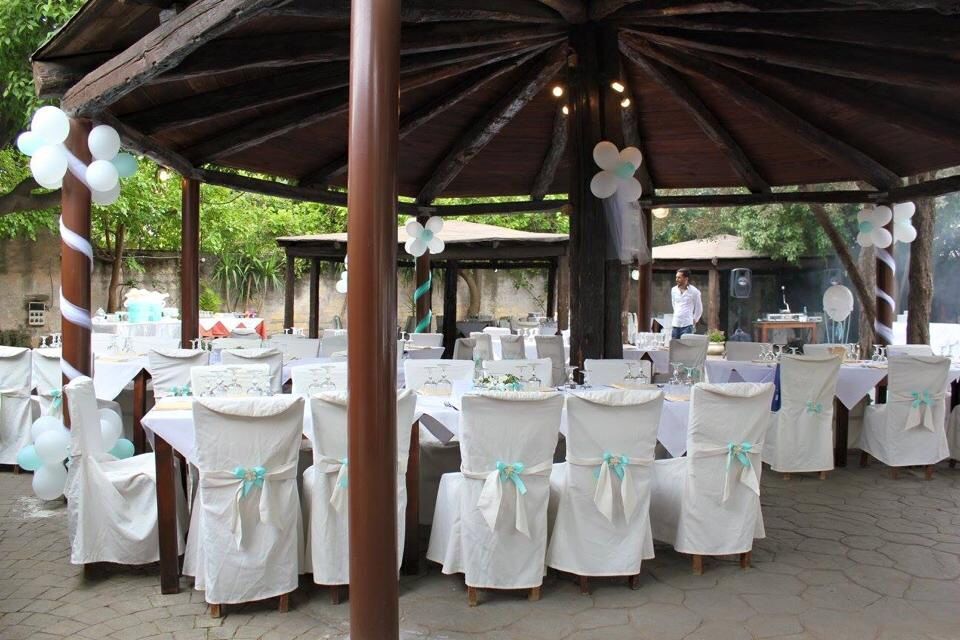 pizza con ciliegine di mozzarella, parmigiano e basilico