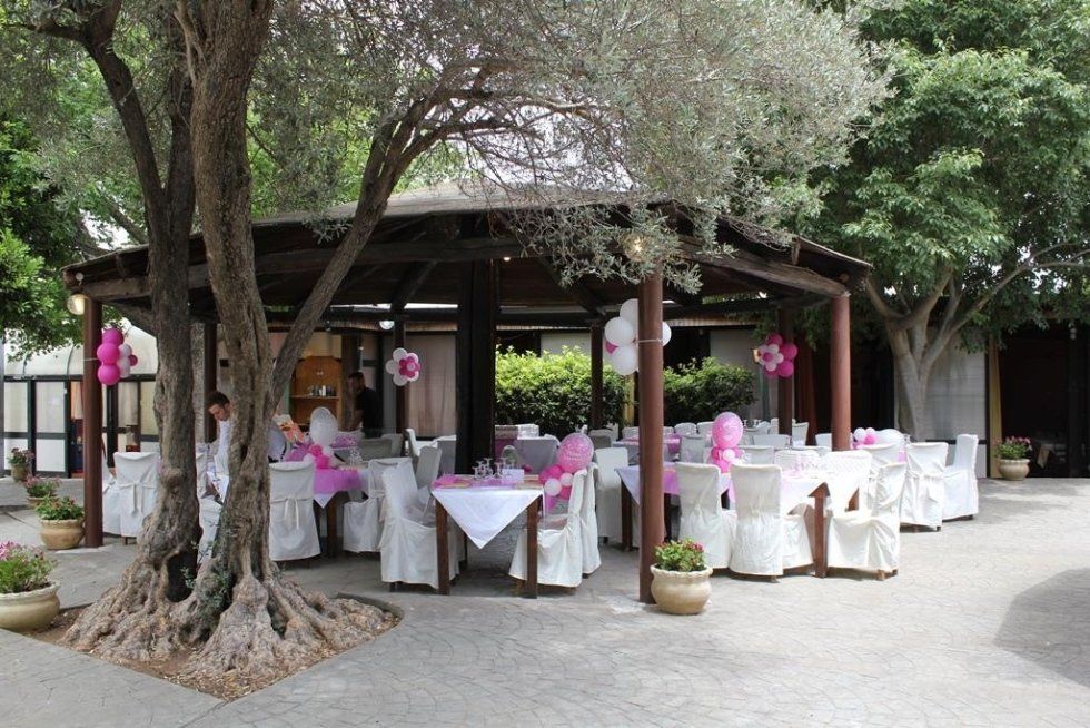 Buffet all'esterno del ristorante