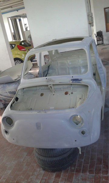 Verniciatura della carrozzeria di una Fiat Cinquecento