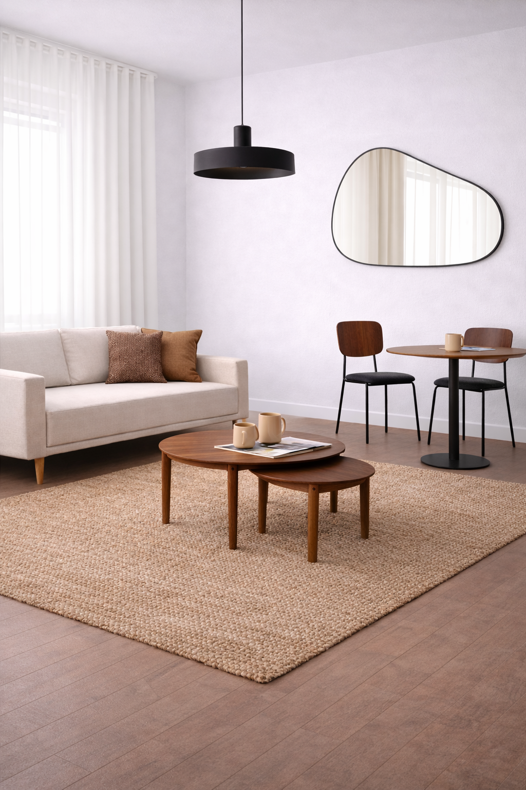 Salon aux tons neutres, canapé, tapis, tables basses, table à manger ronde et miroir abstrait.