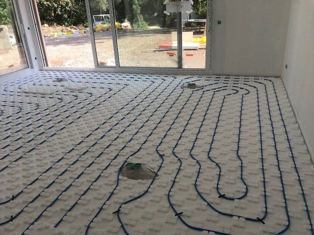 Profitez d'un confort thermique optimal avec notre système de chauffage au sol. Ce système innovant diffuse une chaleur douce et uniforme à travers toute la pièce , créant une ambiance chaleureuse et agréable.