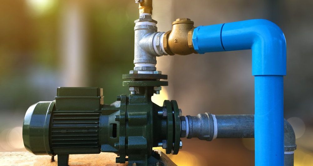 Une pompe à eau est fixée à un tuyau bleu.