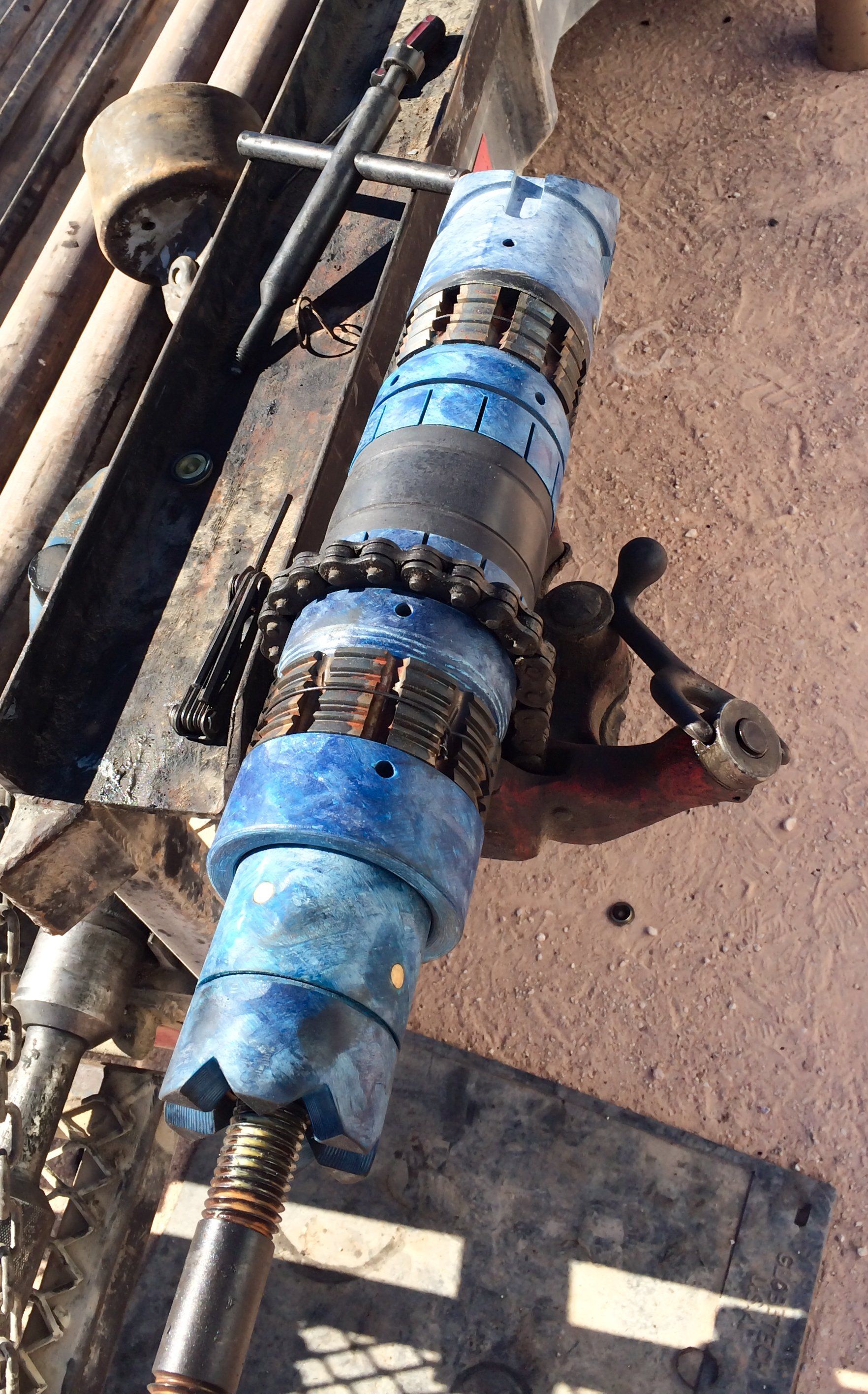 Un gros plan d'une machine avec du ruban adhésif bleu dessus