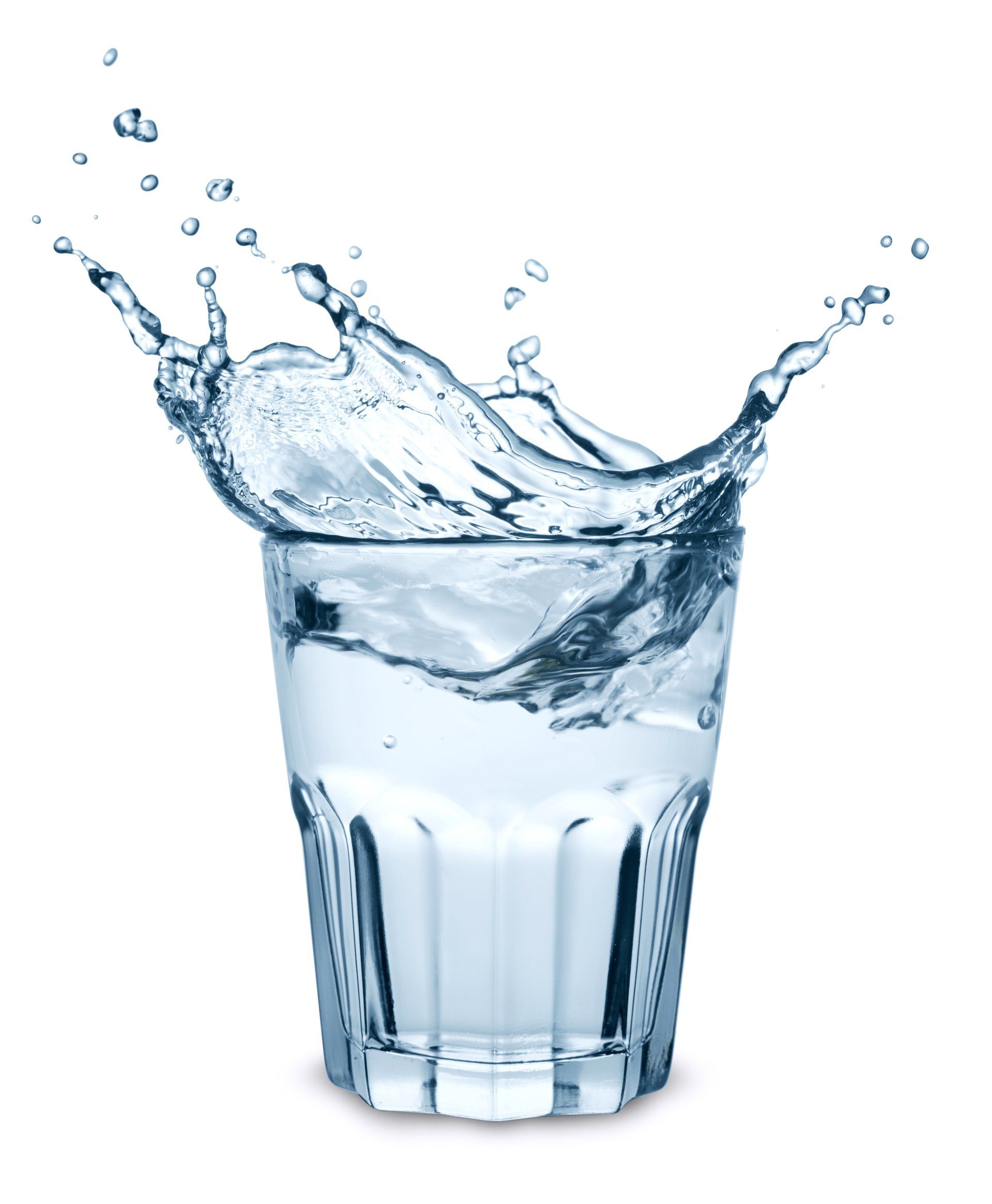 Verre d'eau avec éclaboussures.