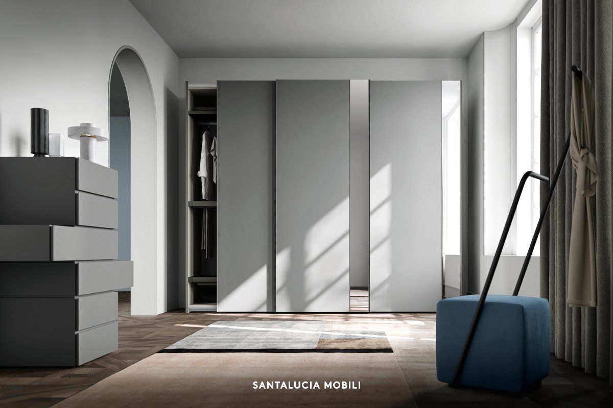 camera con armadio grigio chiaro con ante scorrevoli