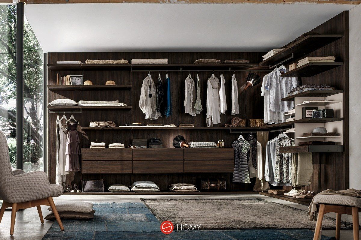 armadio a vista con mobili in legno scuro