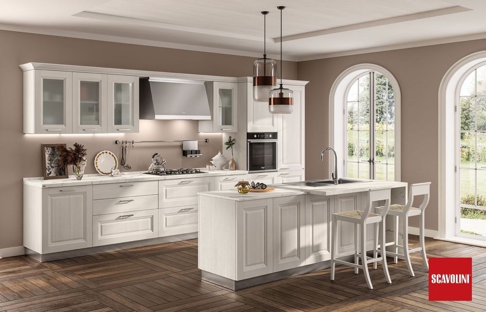 cucina classica con isola e pensili bianchi